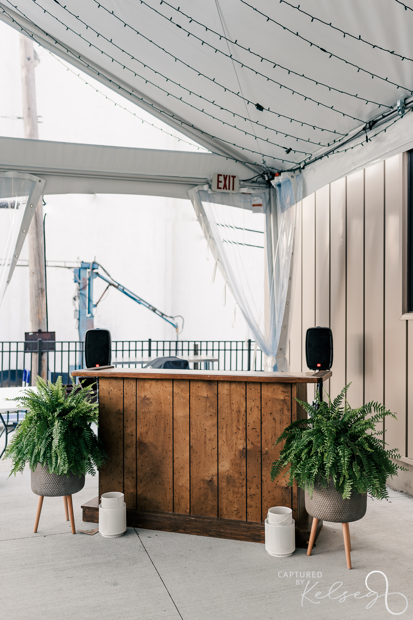 ANN-ARBOR-WEDDING-PHOTOGRAPHER-THE-COLLINS-OFF-MAIN-CAPTURED-BY-KELSEY-BLOG-5 the collins off main outdoor natural wood bar with boho decor